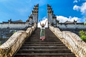 Bali : Visite du temple de Lempuyang, du palais de l'eau et des chutes d'eau.