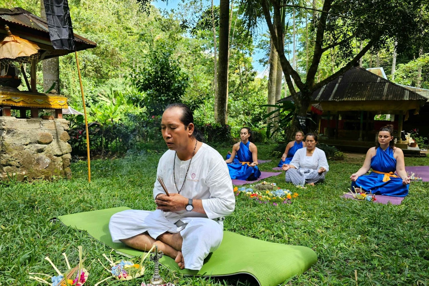 Bali (Lovina): Ceremonia de purificación en la cascada sagrada