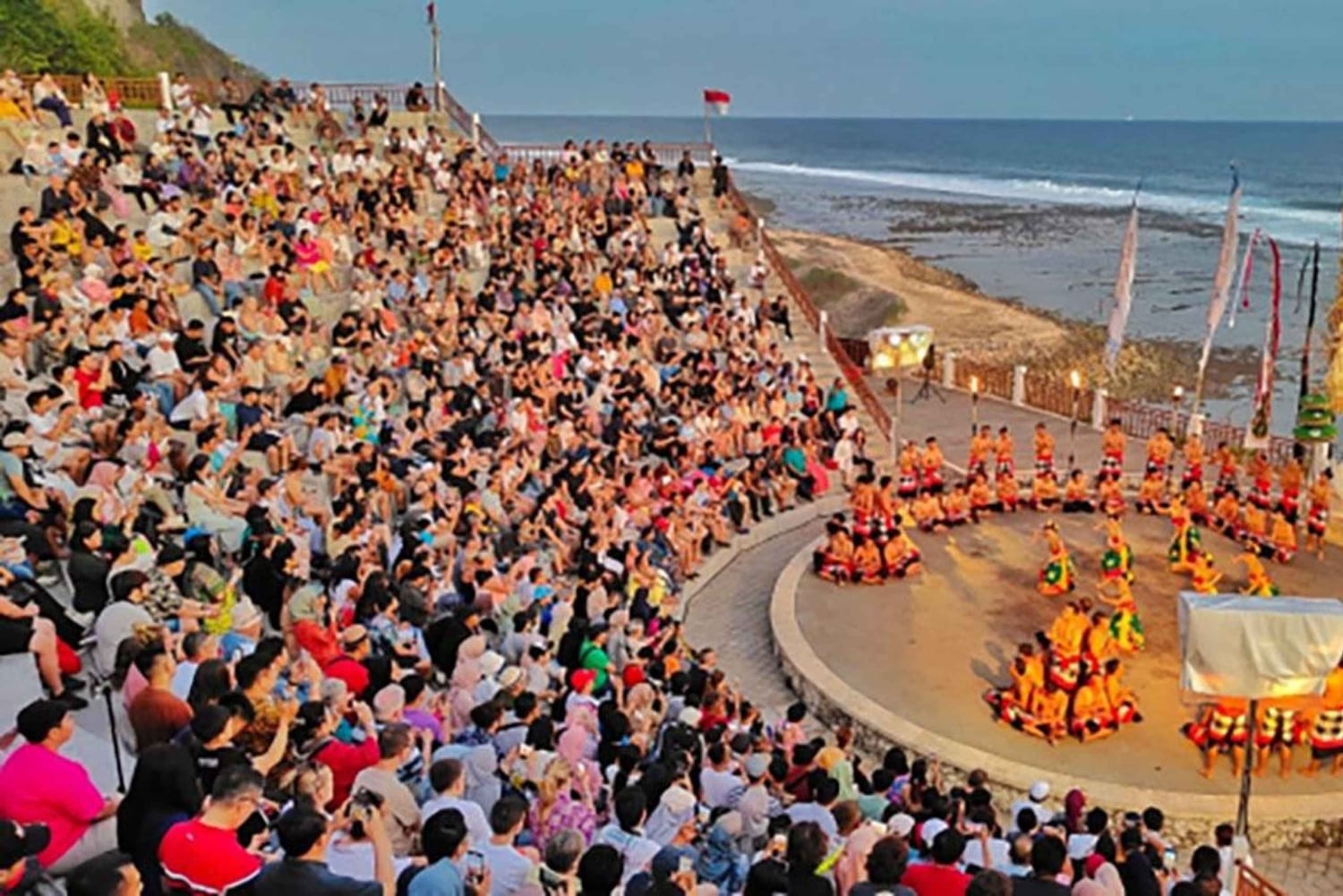 Bali: spettacolare tramonto a Melasti con danza kecak