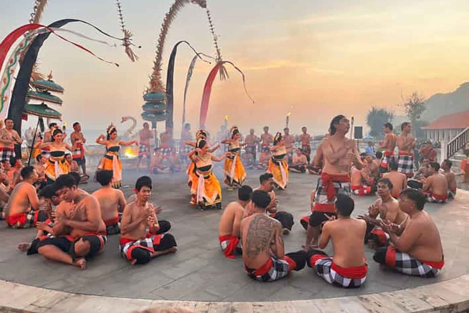 Bali: spettacolare tramonto a Melasti con danza kecak