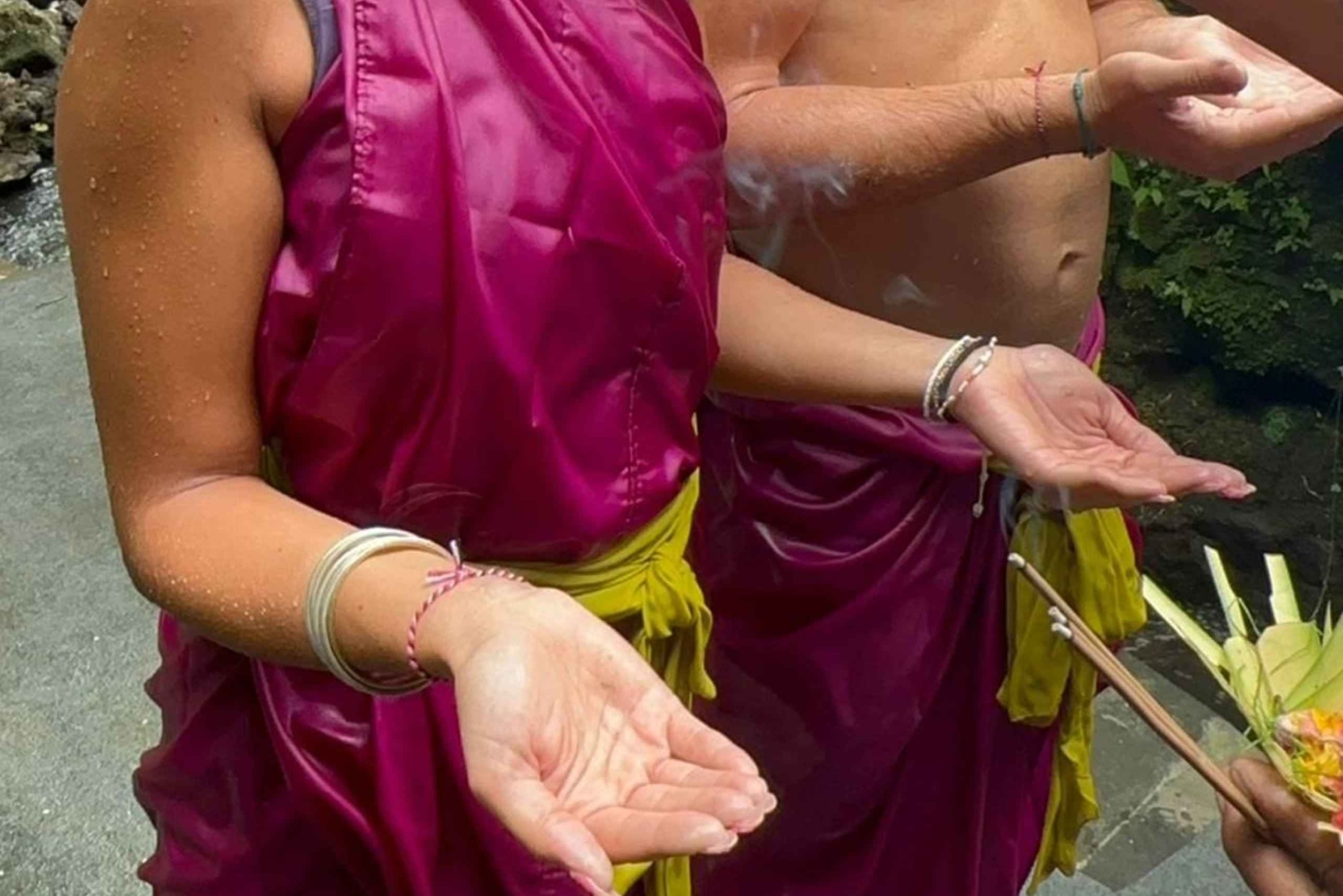 Bali: cerimonia Melukat con sacerdote e danza culturale