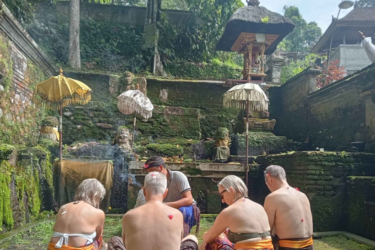 Bali: cerimonia Melukat con sacerdote e danza culturale