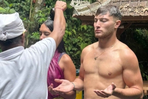 Bali: cerimonia Melukat con sacerdote e danza culturale