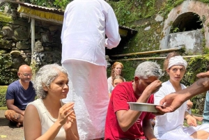 Bali: cerimonia Melukat con sacerdote e danza culturale