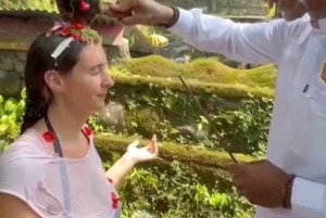 Bali: cerimonia Melukat con sacerdote e danza culturale