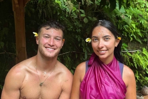 Bali: cerimonia Melukat con sacerdote e danza culturale