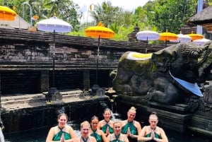 Bali: Melukat-Ritual und Foodtour auf dem Nachtmarkt