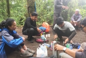 Bali: Mount Adeng Guided Hike with Temple Visit