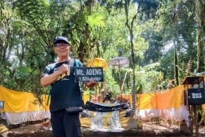 Bali: Mount Adeng Guided Hike with Temple Visit