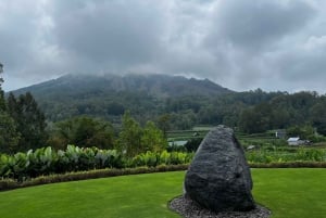 Vandring i soloppgangen på Mount Batur og skjult foss