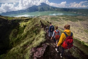 Bali: Excursión al Amanecer del Monte Batur y Rafting en Aguas Bravas