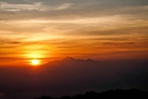 Bali: Mount Batur Sonnenaufgangswanderung mit Frühstück und heißer Quelle