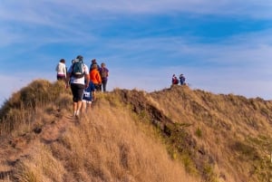 Bali: Mount Batur Sonnenaufgangswanderung mit Frühstück und heißer Quelle