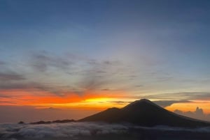 Bali: Batur-vuoren auringonnousun vaellus luonnon kuuman lähteen kanssa.