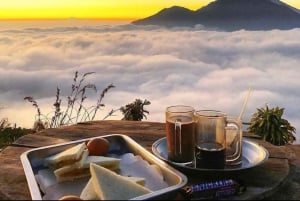 Bali: Batur-vuoren auringonnousuvaellus aamiaisella ja kuumilla lähteillä.