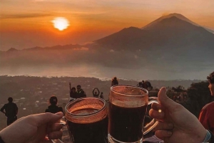 Bali: Mount Batur Sonnenaufgangswanderung mit Frühstück und heißen Quellen