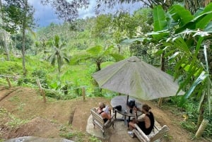 Sessão de fotos pré-casamento tradicional de Bali + massagem Ubud ao ar livre