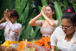 Bali: Handlesen und Segen durch balinesische spirituelle Heilerin