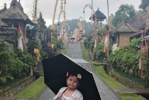 Bali: visita al pueblo de Panglipuran con vestimenta tradicional