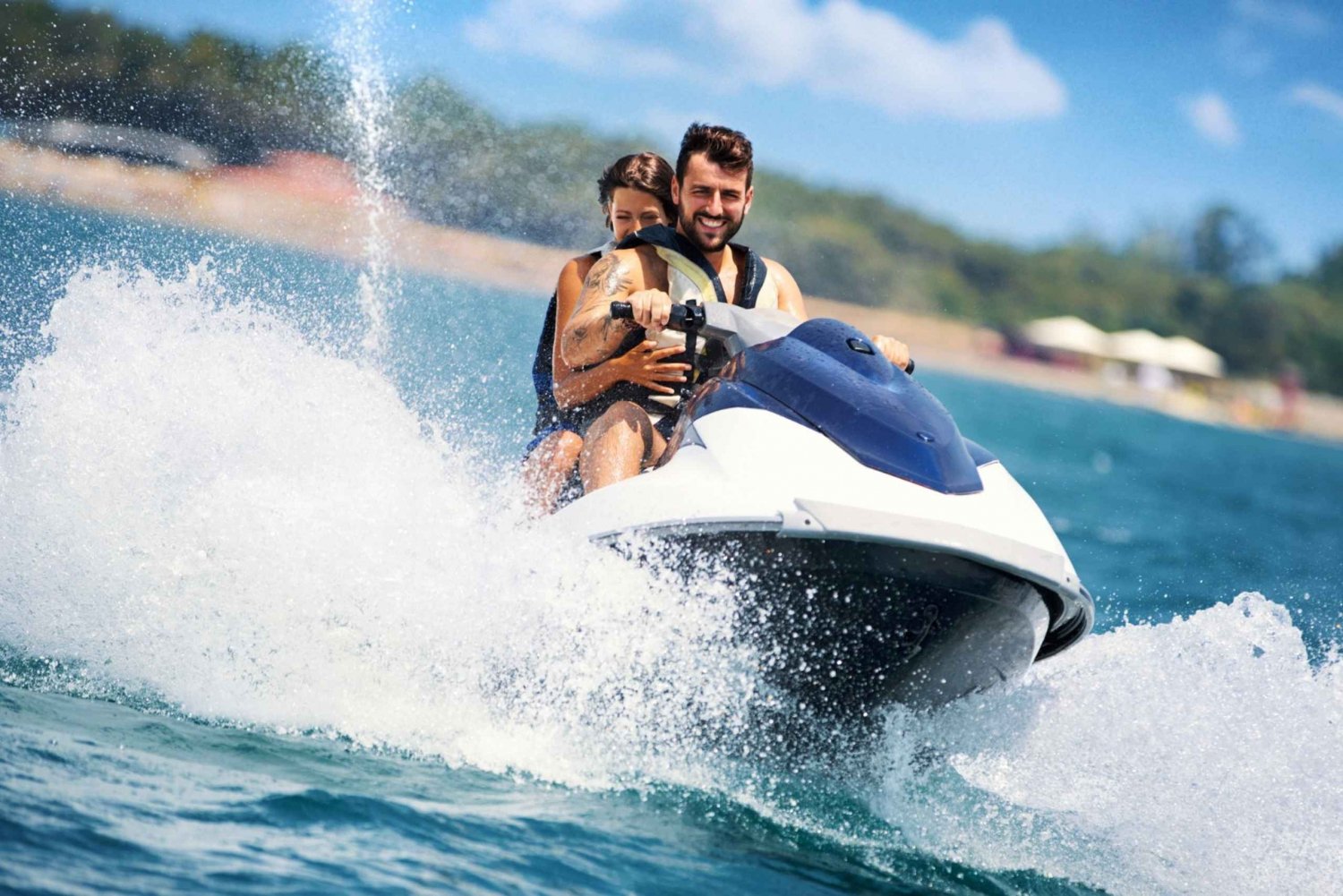 Bali: Parasailing, Jetski & Uluwatu-Tour mit Kecak-Tanz