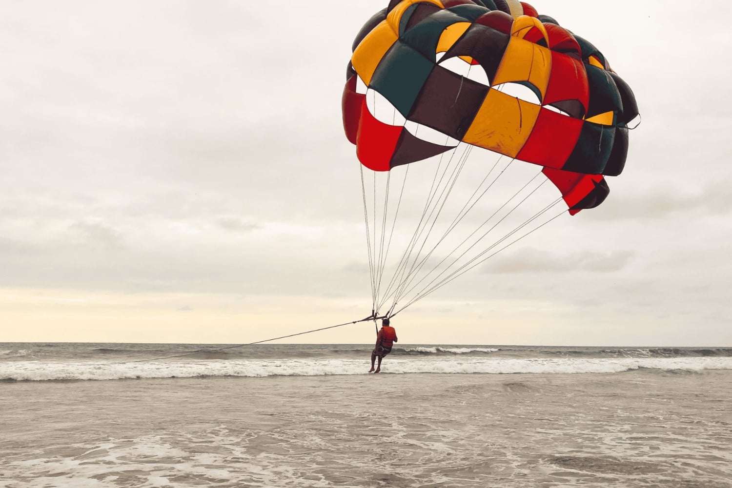 Bali : excursion en parachute ascensionnel, jet ski et Uluwatu avec danse kecak