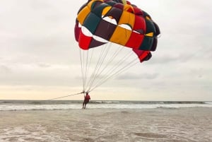Bali: Parasailing, Jetski & Uluwatu-Tour mit Kecak-Tanz