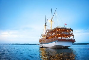 Bali: Phinisi Sunset Dinner Cruise with Entertainment