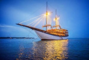 Bali: Phinisi Sunset Dinner Cruise with Entertainment