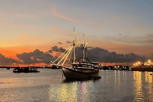 Bali: Phinisi Sunset Dinner Cruise with Entertainment
