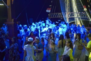 Bali: Phinisi Sunset Dinner Cruise with Entertainment