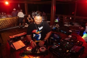 Bali: Phinisi Sunset Dinner Cruise with Entertainment