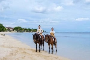 Bali : Balade à cheval premium sur la plage de Kudungu et dans les rizières