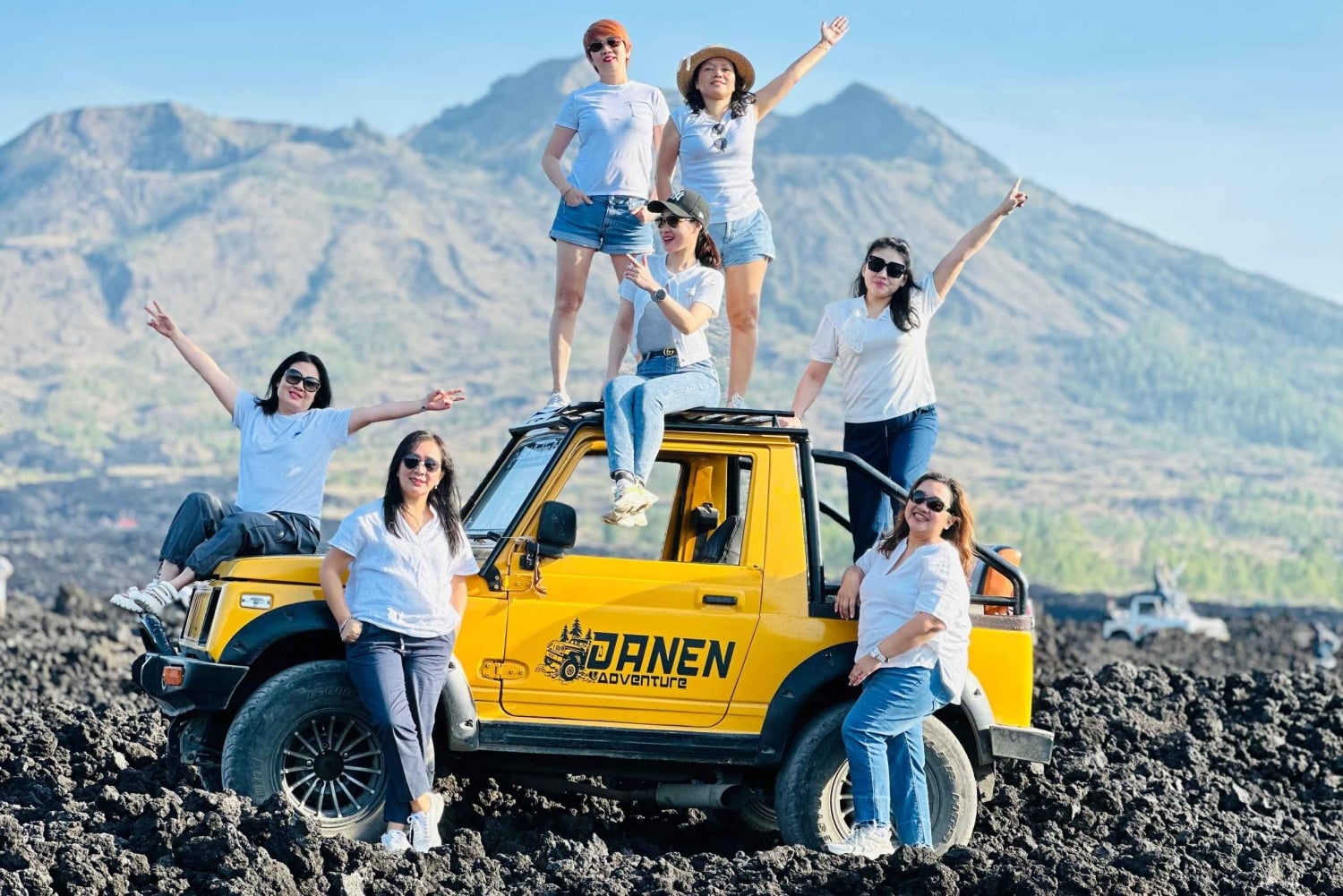 バリ島：プライベート日の出ジープツアーと黒溶岩ツアーすべて込み