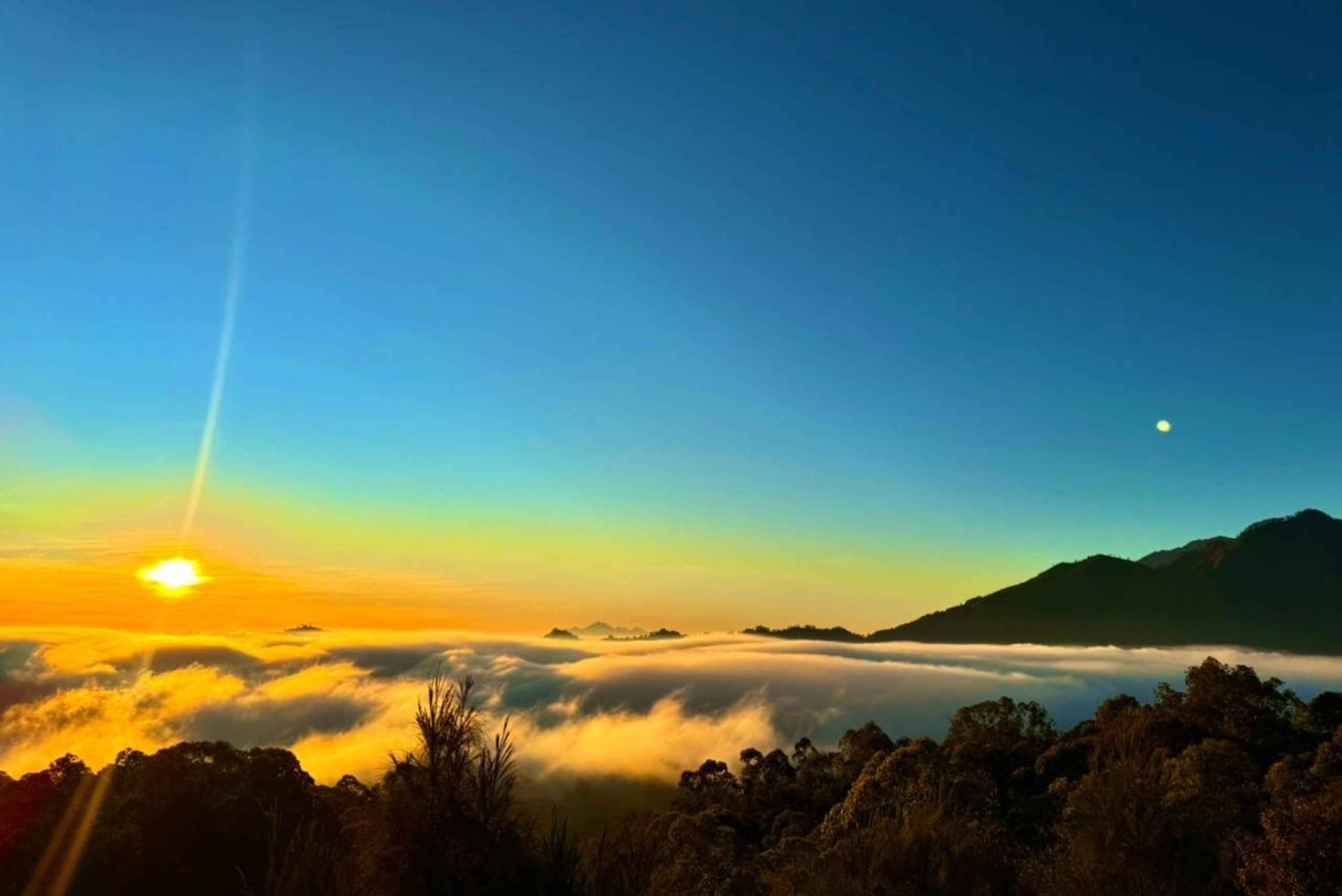 バリ島：プライベート日の出ジープツアーと黒溶岩ツアーすべて込み