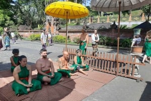 Bali: Reinigung im Tirta Empul-Tempel