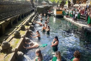 Bali: Reinigung im Tirta Empul-Tempel
