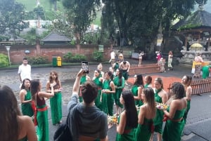Bali: Reinigung im Tirta Empul-Tempel