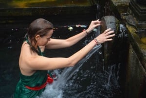 Bali: Reinigung im Tirta Empul-Tempel