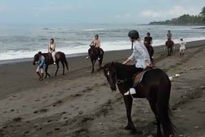 Paseo a caballo en Bali en la playa de Saba Excursión a caballo