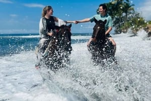 Paseo a caballo en Bali en la playa de Saba Excursión a caballo