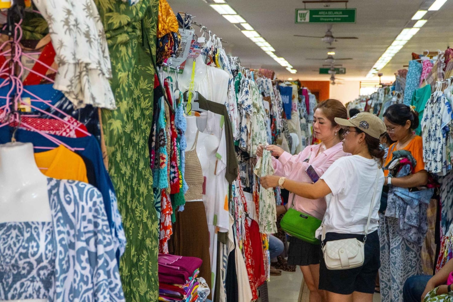 Bali: Sababay Winery Tour, Art Market & Dinner