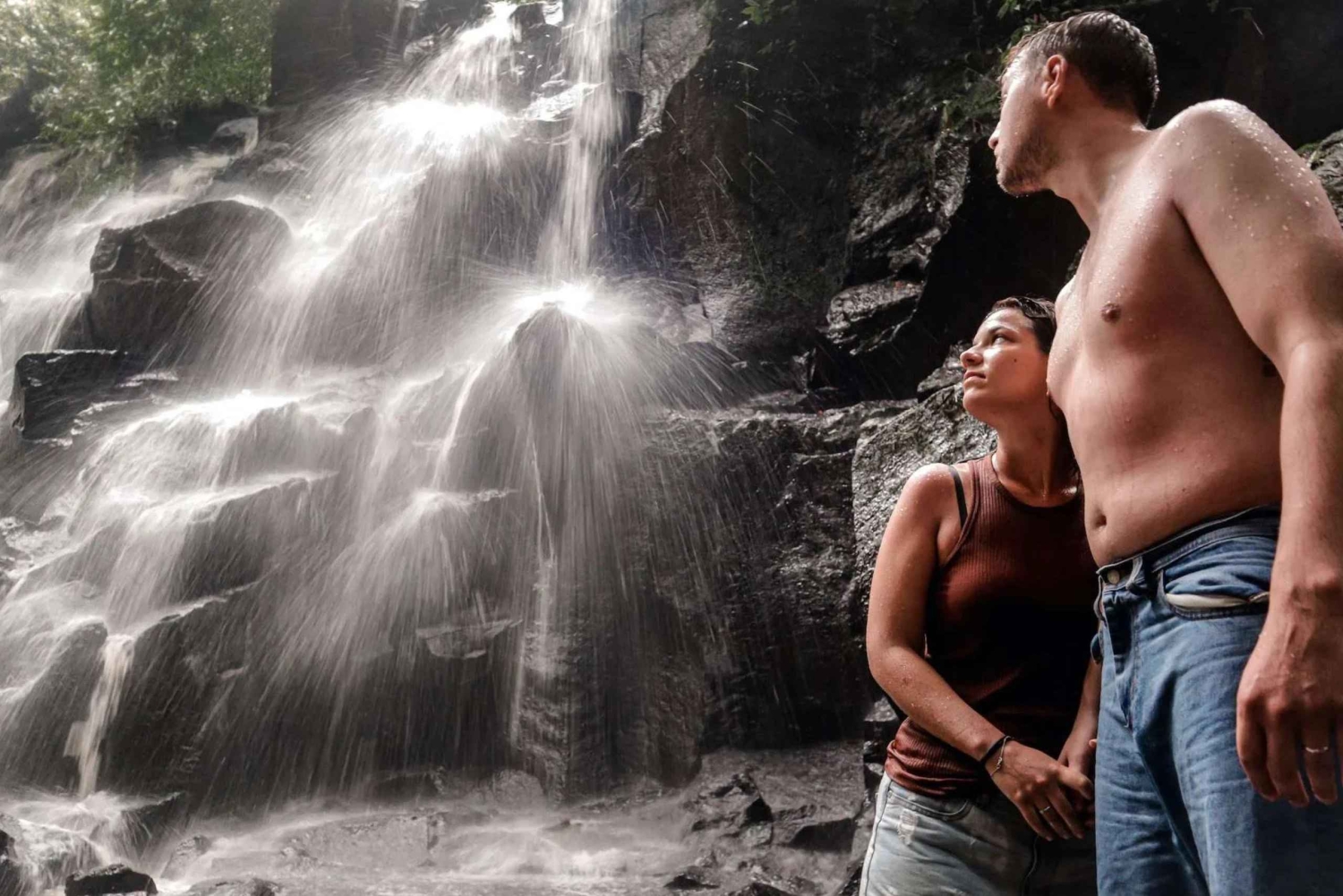 バリ島：聖なる洞窟からブルーラグーン、滝、海までを体験してください