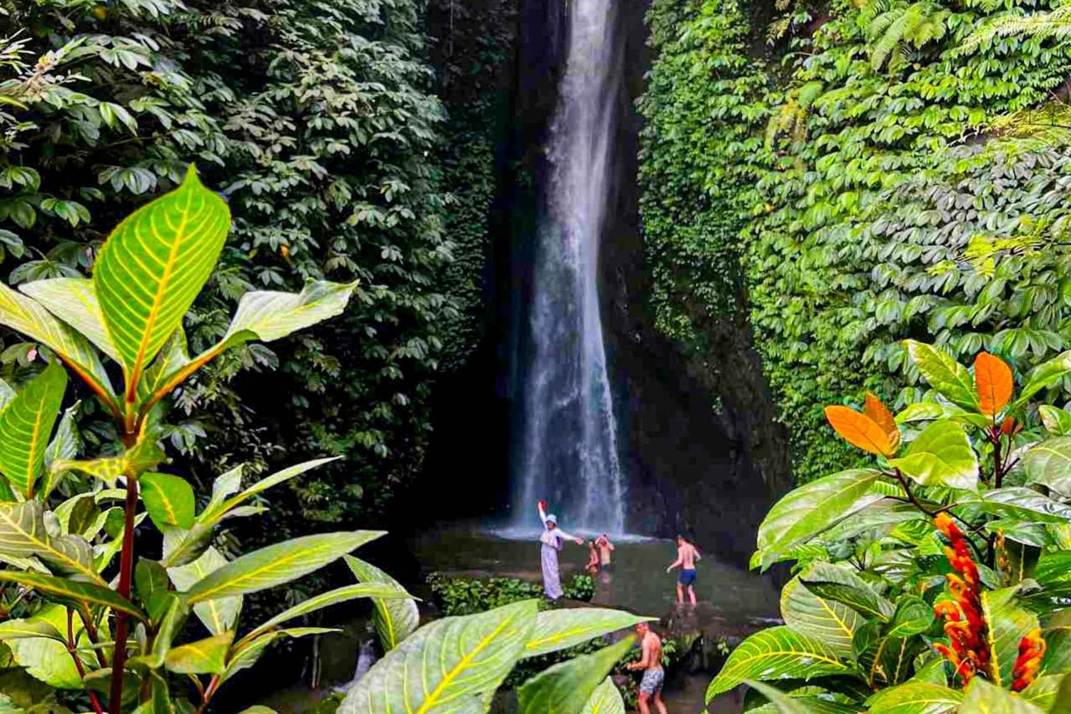 バリ島：聖なる湖の寺院、隠れた滝、穏やかな高地をご案内します