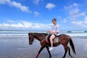 Bali: tour a cavallo attraverso la spiaggia di Saba e i templi locali.