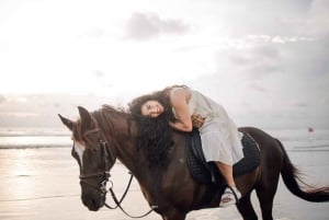 Bali: tour a cavallo attraverso la spiaggia di Saba e i templi locali.