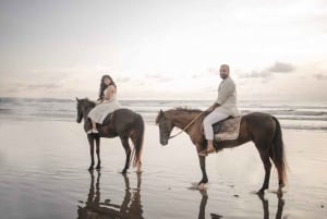 Bali: tour a cavallo attraverso la spiaggia di Saba e i templi locali.