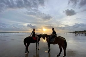 Bali: tour a cavallo attraverso la spiaggia di Saba e i templi locali.
