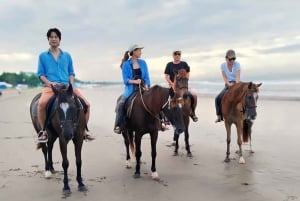 Bali: tour a cavallo attraverso la spiaggia di Saba e i templi locali.