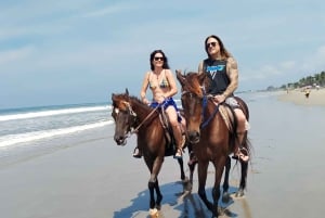 Bali: Passeio a cavalo e aula de surfe na praia de Seminyak