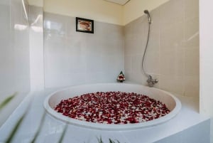 Bali: luxe spa-massage, scrub, moisturizer, bloemenbad (2 uur)